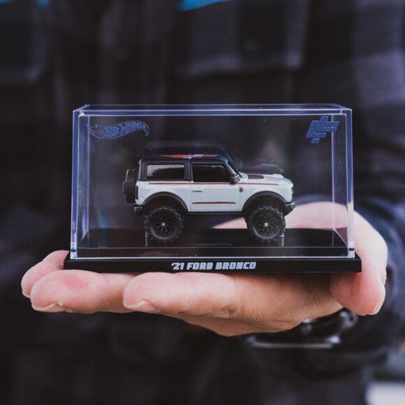 Limited edition Luis Fonsi x Hot Wheels Leather Jacket and Hot Wheels Bronco - Picture 12 of 16